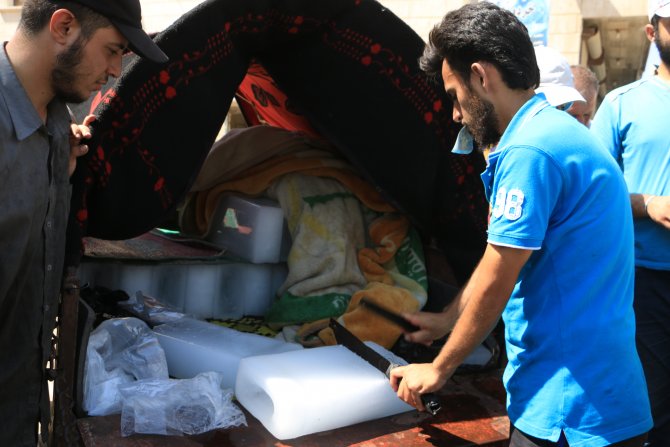 Suriye'de sıcaktan bunalanlar buz ve havuza rağbet ediyor