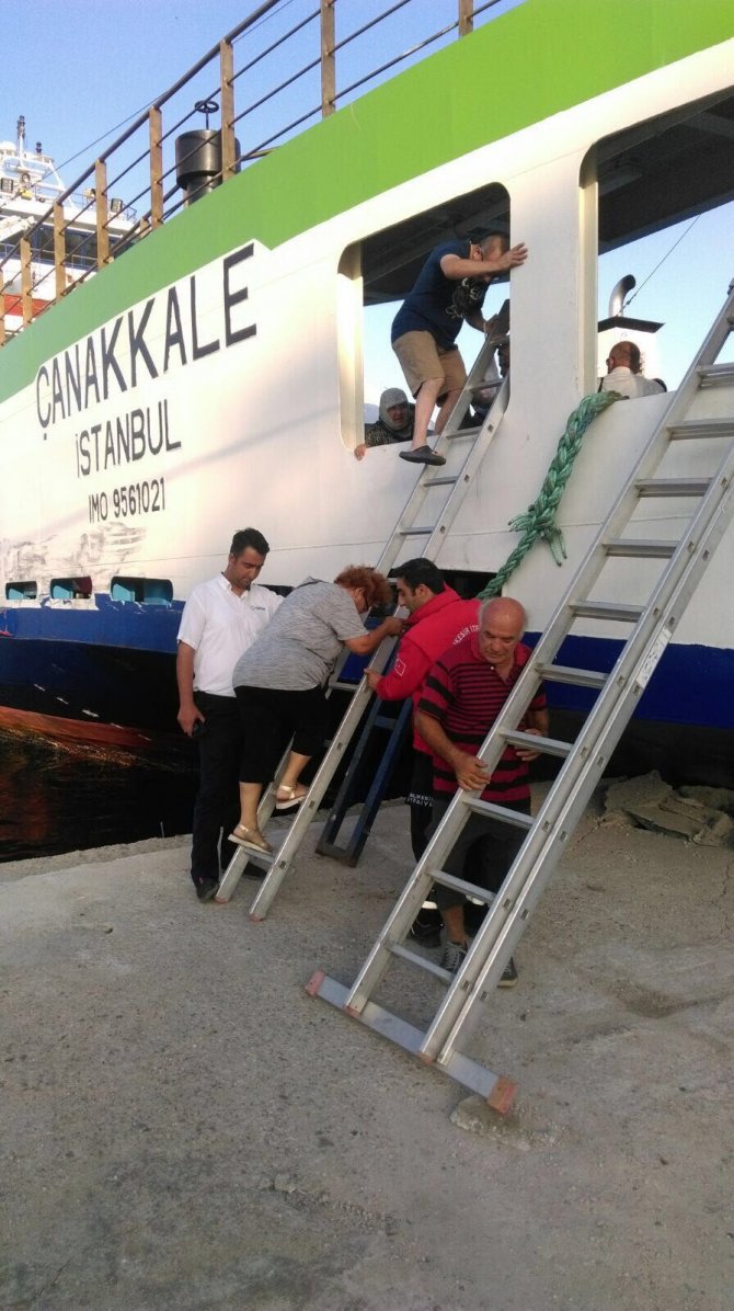 Marmara Adası'nda feribot iskeleye çarptı