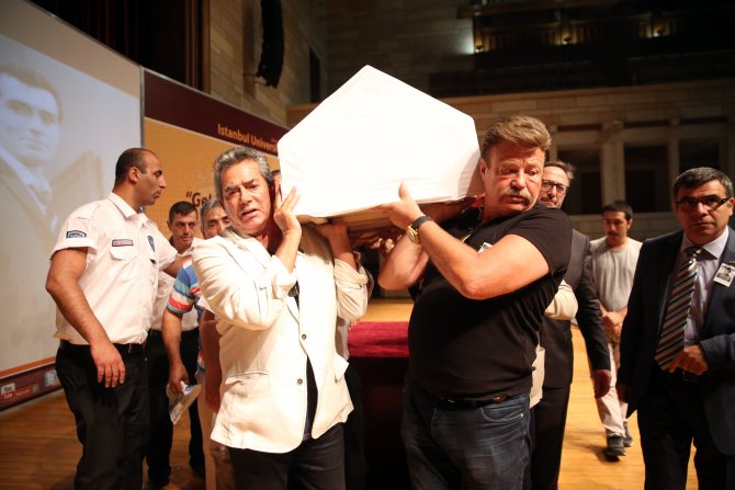 Fikret Hakan için İstanbul Üniversitesi'nde tören düzenlendi