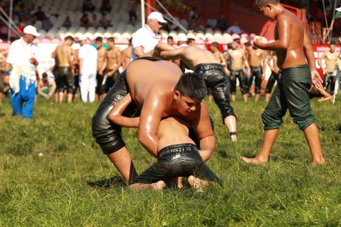 111 kiloluk rakibine yenilen güreşçi, gözyaşlarına boğuldu