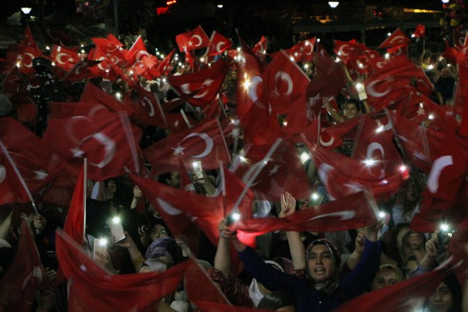 İzmir'de demokrasi nöbeti