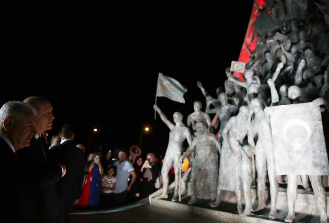 Cumhurbaşkanı Erdoğan Şehitler Abidesi'ni ziyaret etti