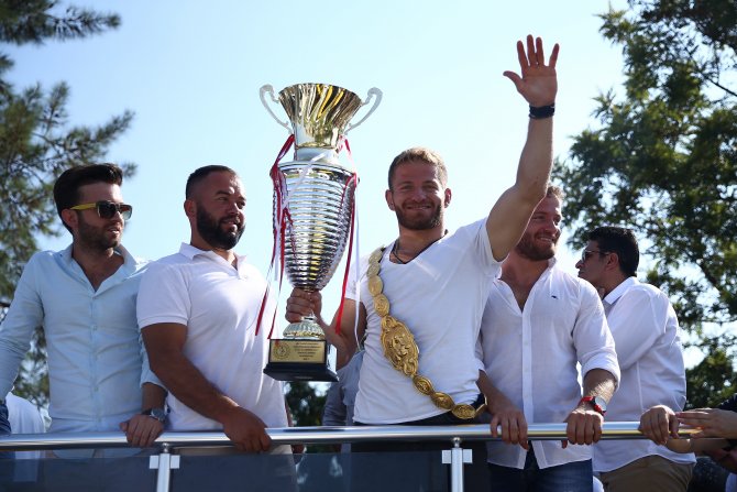 Başpehlivan İsmail Balaban, memleketi Antalya'da coşkuyla karşılandı