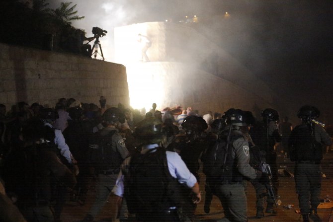 İsrail polisinden Aksa kapısındaki cemaate müdahale