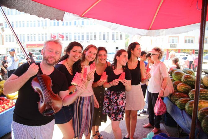 Konservatuvar öğrencilerinden semt pazarında kemanla konser