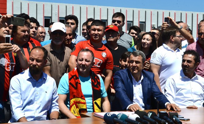 Sergen Yalçın, Eskişehirspor'la sözleşme imzaladı