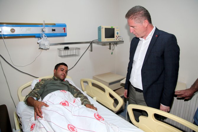 GÜNCELLEME - Sivas'ta askeri araç devrildi: 4 yaralı