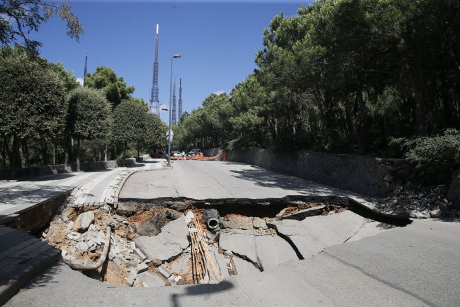 Üsküdar'daki yolda çökme