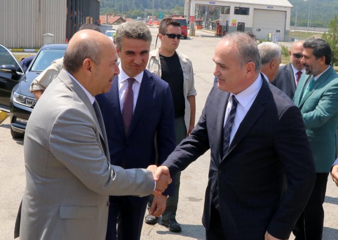 Bakan Özlü ve Arslan işçilerle yemek yedi