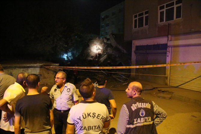Diyarbakır'da boşaltılan bina çöktü