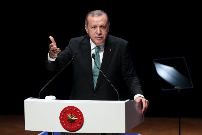 Kestiği ağacın altında kalan kişi öldü