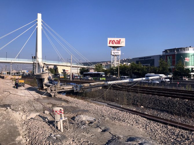 GÜNCELLEME - Kocaeli'de YHT hattına iş makinesi devrildi