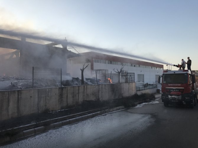 İzmir'de fabrika yangını