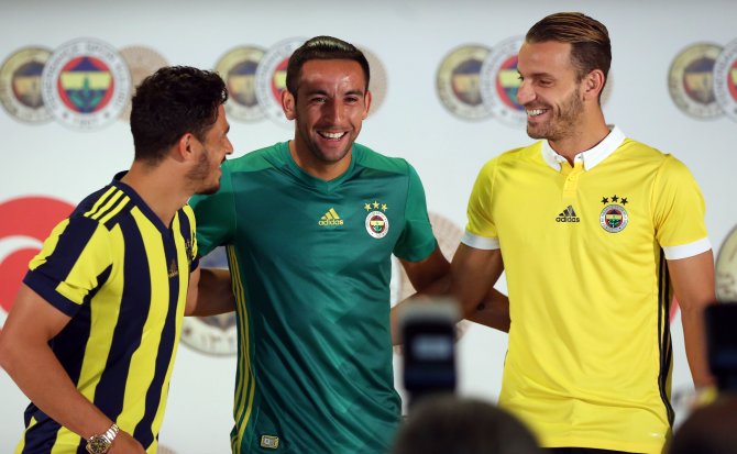 Fenerbahçe, yeni transferlerini tanıttı