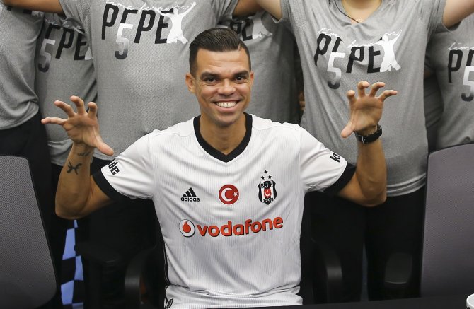 Beşiktaşlı Pepe imza gününde