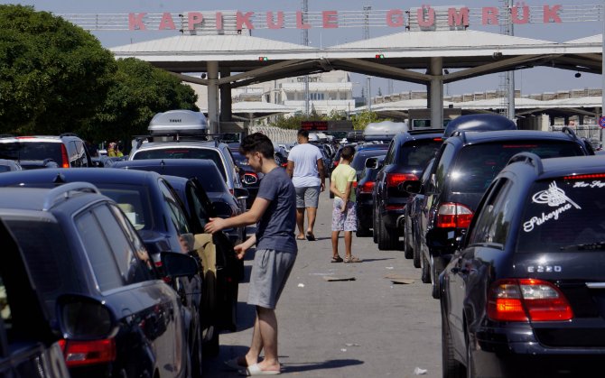 Avrupa'ya açılan kapılarda kuyruklar uzadı