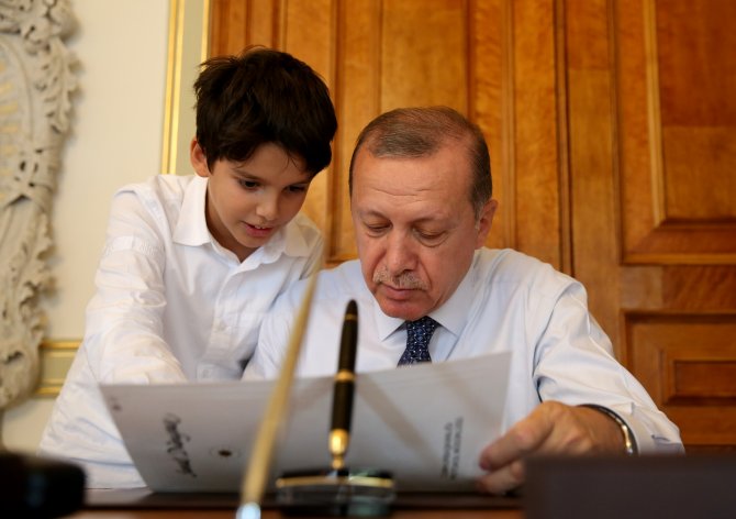 Cumhurbaşkanı Erdoğan, torunuyla fotoğraflarını paylaştı