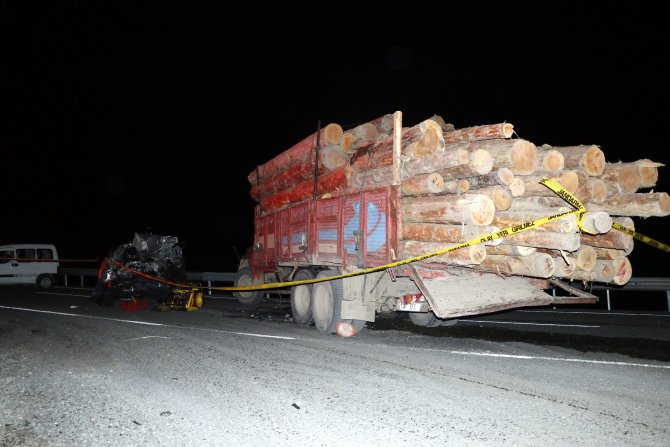 Bolu'da kamyon ile kamyonet çarpıştı: 1 ölü, 1 yaralı