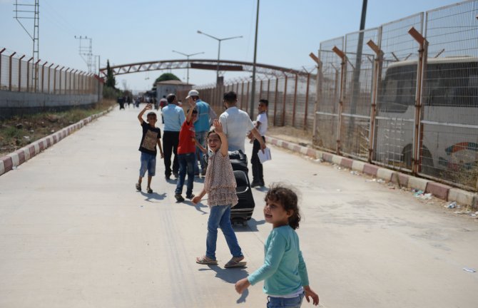 Ailesini rehin alan kişiyi polis ikna etti