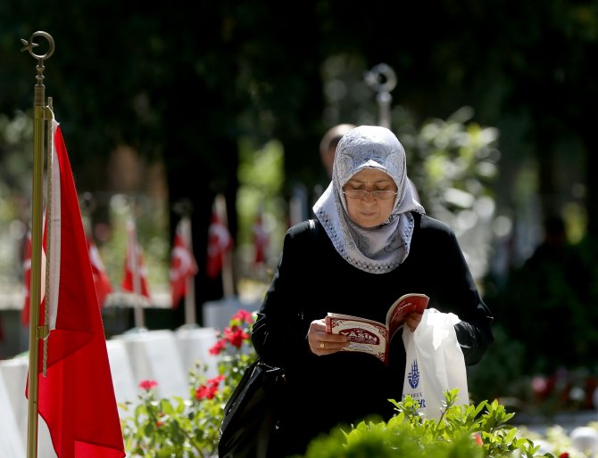 Şehitlikte bayram arifesi