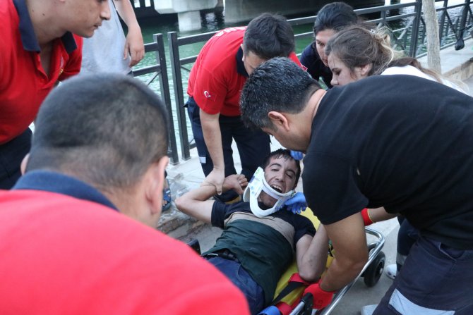 Nehre düşen kişiyi vatandaşlar kurtardı