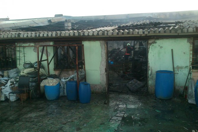 Başkentte plastik kaplama dükkanında yangın