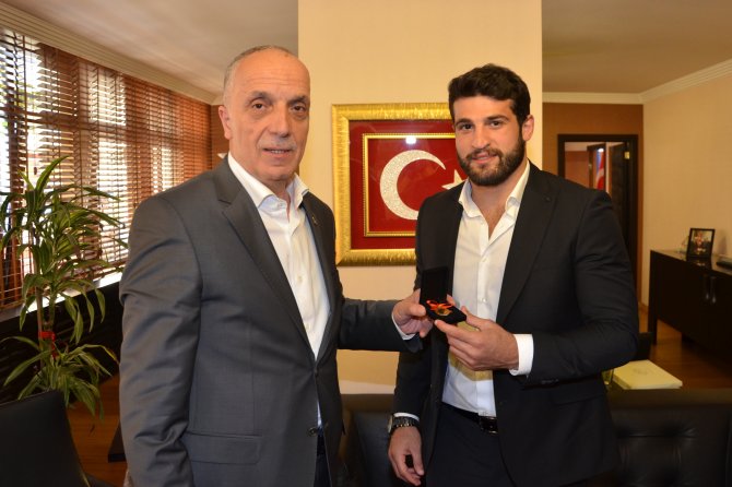 Türk-İş Genel Başkanı Atalay şampiyon güreşçiyi kabul etti