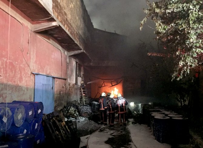 GÜNCELLEME 2 - Arnavutköy'de boya fabrikasında yangın