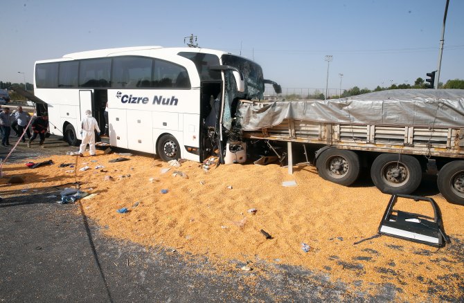 GÜNCELLEME- Ankara'da otobüs tıra çarptı: 3 ölü, 46 yaralı