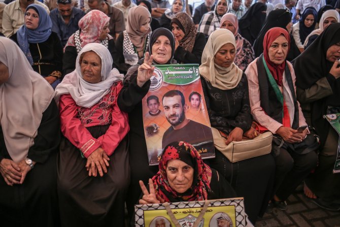 Gazze'de Filistinli tutuklulara destek gösterisi