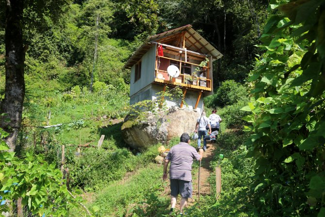 16 metrekarelik kaya üzerine ev yaptı