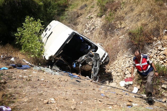 GÜNCELLEME - Antalya'da tur midibüsü uçuruma yuvarlandı: 4 ölü, 27 yaralı