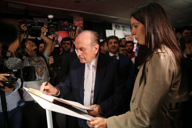 "Karanlıktan Aydınlığa Meydanların Dili" sergisi açıldı