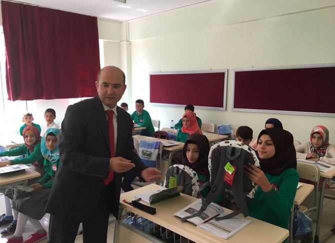 Akıncılar'da öğrencilere kırtasiye yardımı