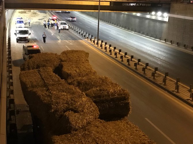 Ankara'da saman yüklü tır alt geçide çarptı
