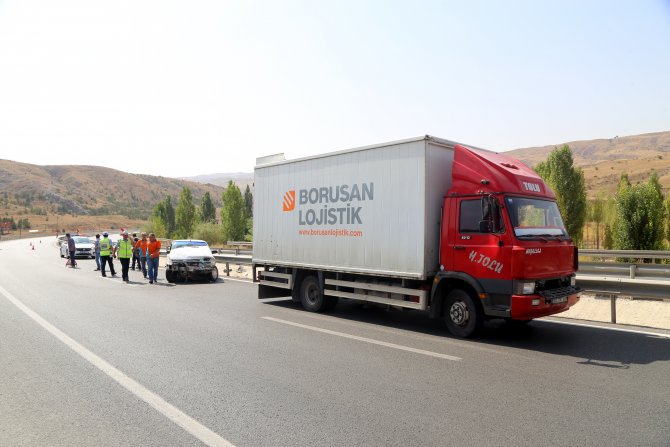 Sivas'ta trafik kazası: 3 yaralı