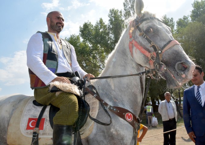 "Atlara fısıldayan adam"ın ödülü sevgi