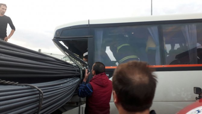 Kocaeli'de servis midibüsü ile tır çarpıştı: 21 yaralı