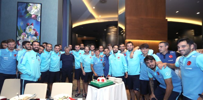 Caner Erkin'e doğum günü kutlaması