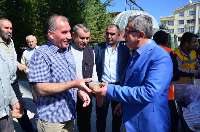 Pursaklar Belediyesi aşure dağıttı