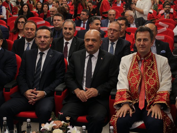 "Yabancı dili çok iyi öğrenin ama lütfen Türkçe konuşun"