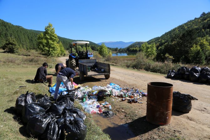Kamp alanından 4 günde 3 kamyon çöp toplandı