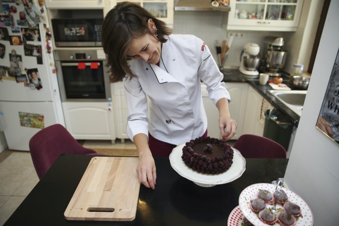 Canlı çiçeklerle süslediği pastalarıyla yeniden hayat buldu