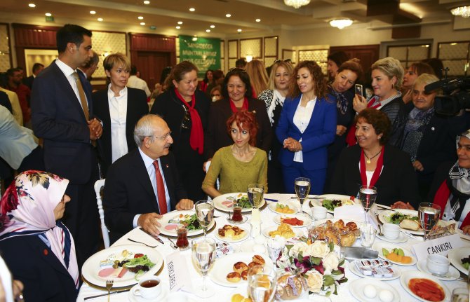 Kılıçdaroğlu kadın muhtarlarla buluştu