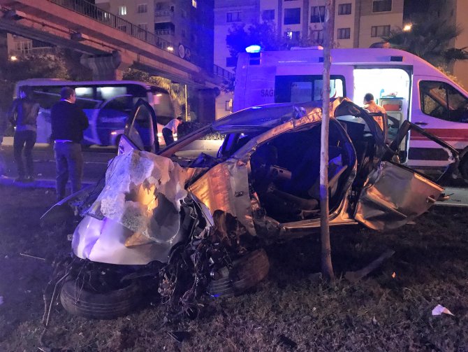 İzmir'de otomobilin üst geçidin ayağına çarpması