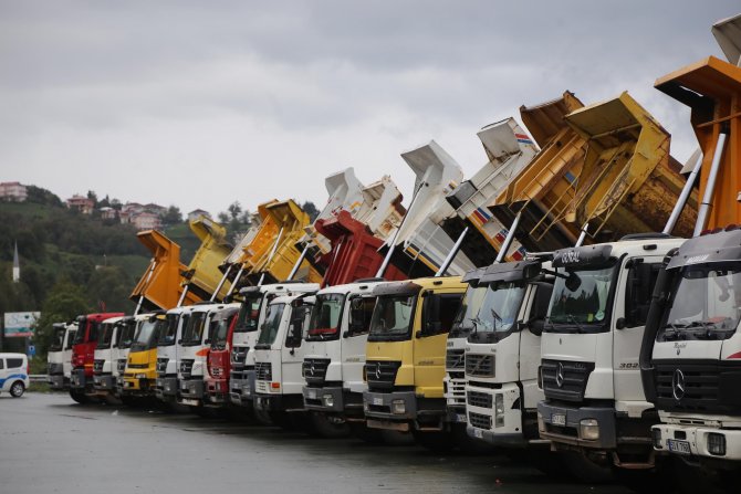 Havalimanı inşaatında çalışmak isteyen kamyonculardan eylem