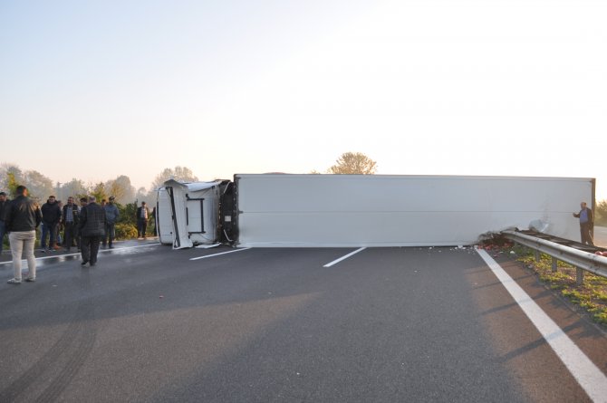 GÜNCELLEME - Anadolu Otoyolu'nda tır devrildi