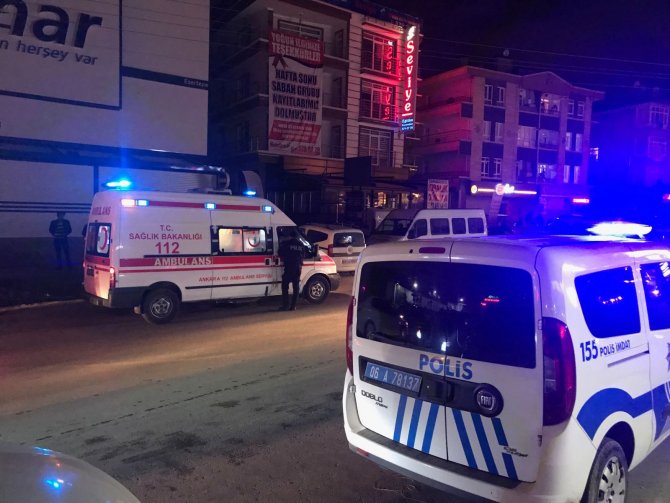 Kavgayı ayırmaya çalışırken bıçaklandı