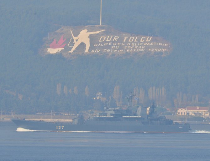 Rus askeri gemisi Çanakkale Boğazı'ndan geçti