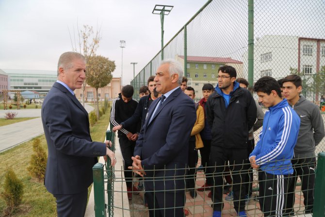 Vali Gül, okullar bölgesini gezdi